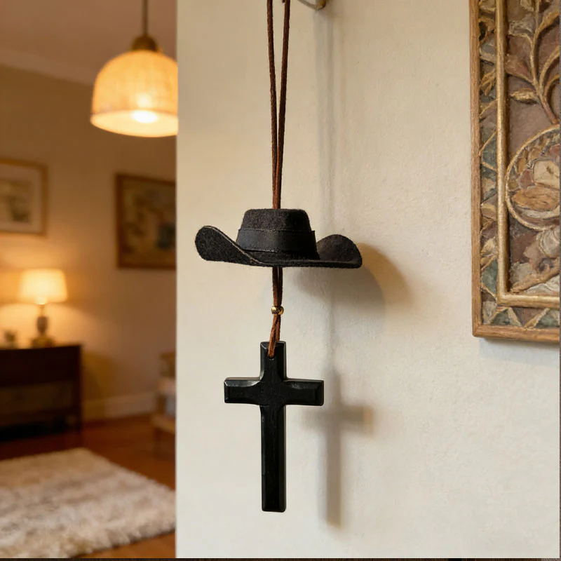 Cowboy kalap és kereszt autó dísz